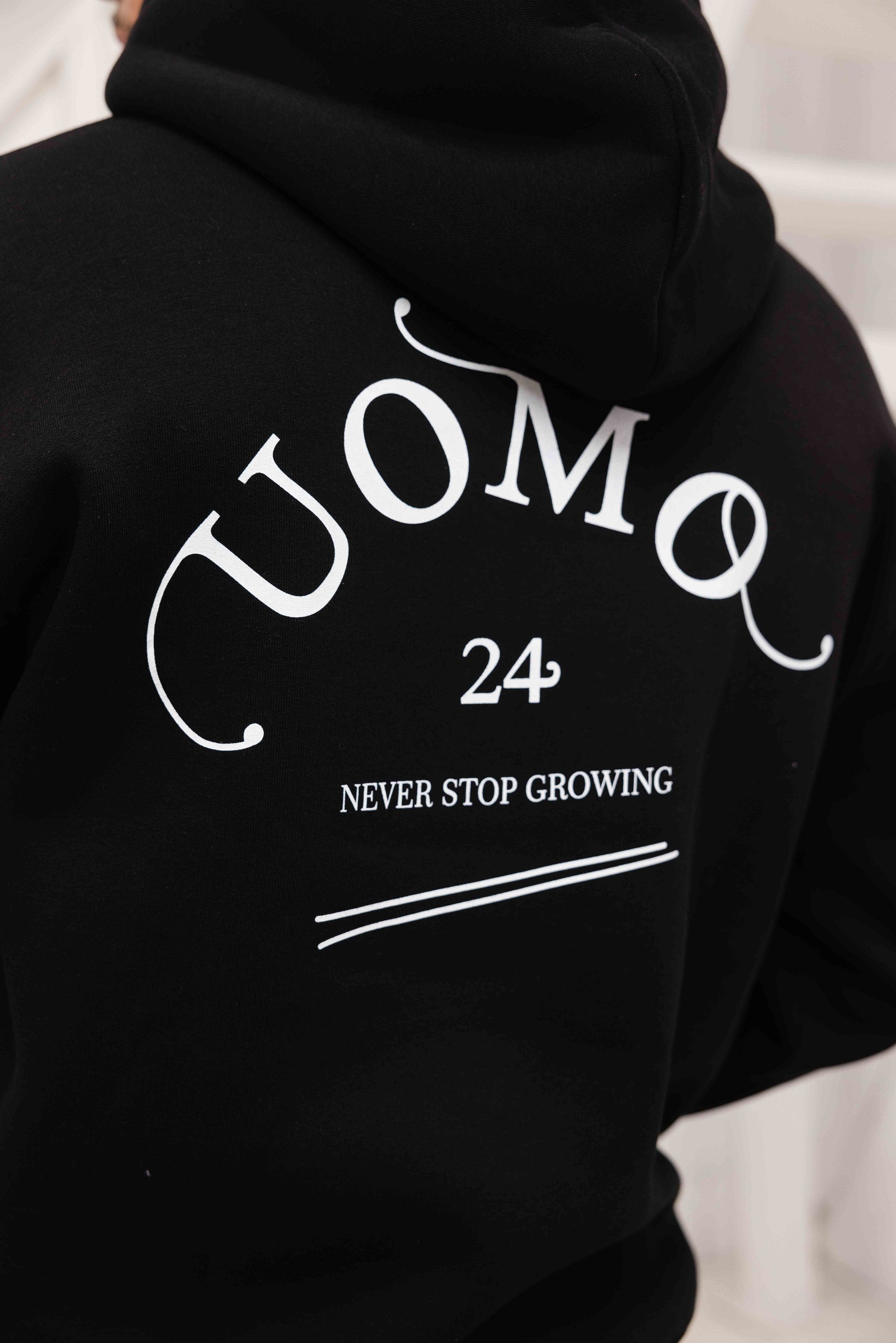 Never Stop Growing Hoodie Zwart