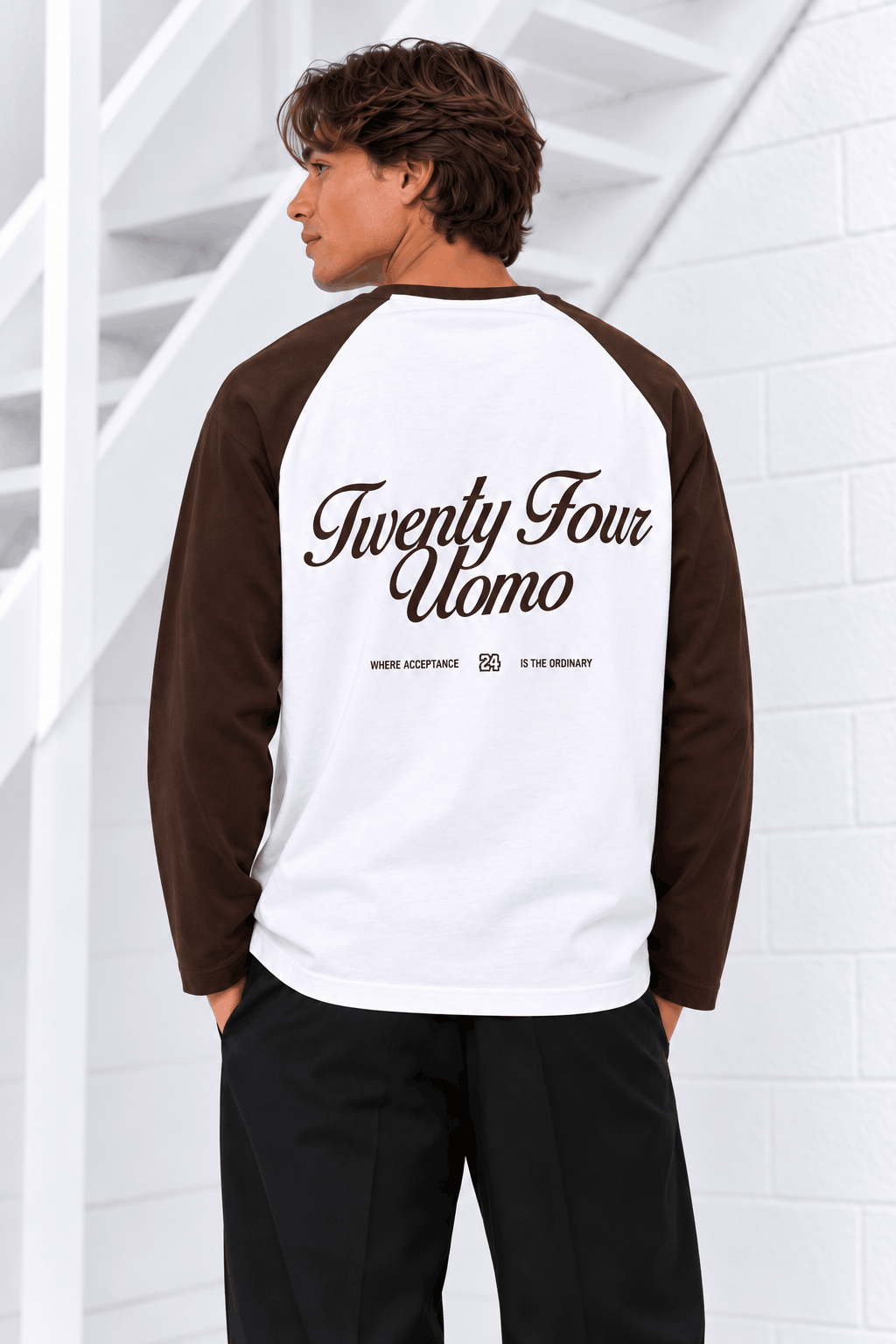 Classic Script Raglan Longsleeve Heren Wit/Bruin PRE-ORDER 9 NOVEMBER
